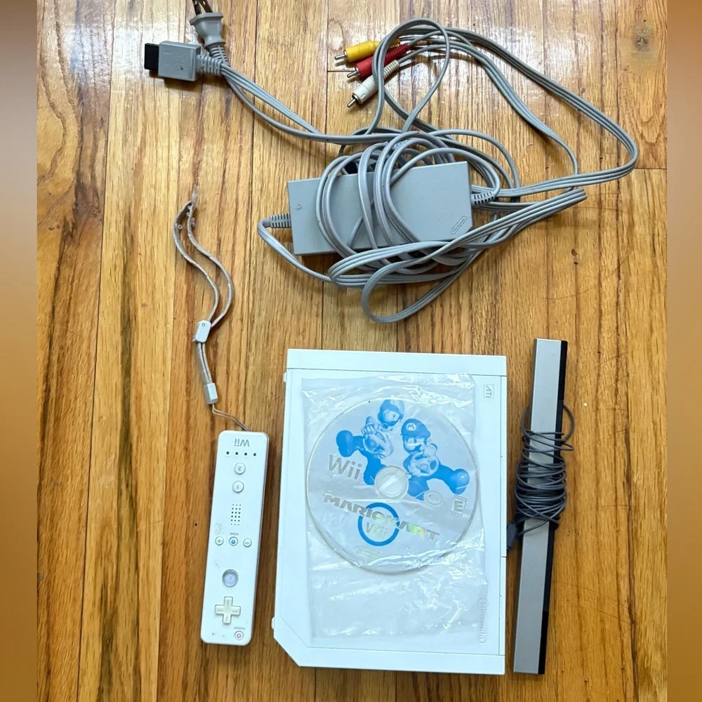 Nintendo Wii White Console Set with Remote and Mario kart